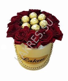 Розы в шляпной коробке с конфетами