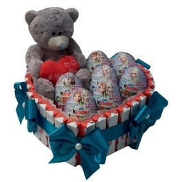 Сердце из конфет с мишкой