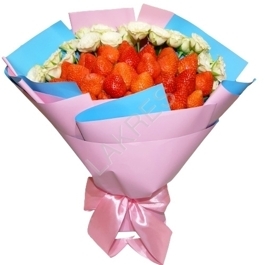 Клубника с кустовыми розами