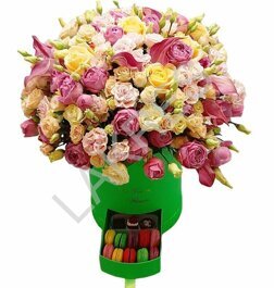 Композиция из цветов в коробке